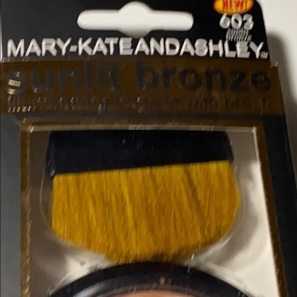 NEW Mary-Kate And Ashley Sunlit Bronze ILLUMINATING BRONZER Compact with Brush!